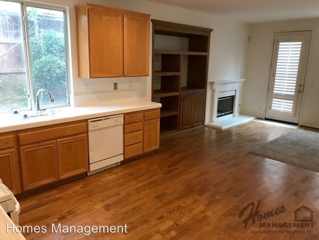 Building Photo - 1056 Tesoro Ave