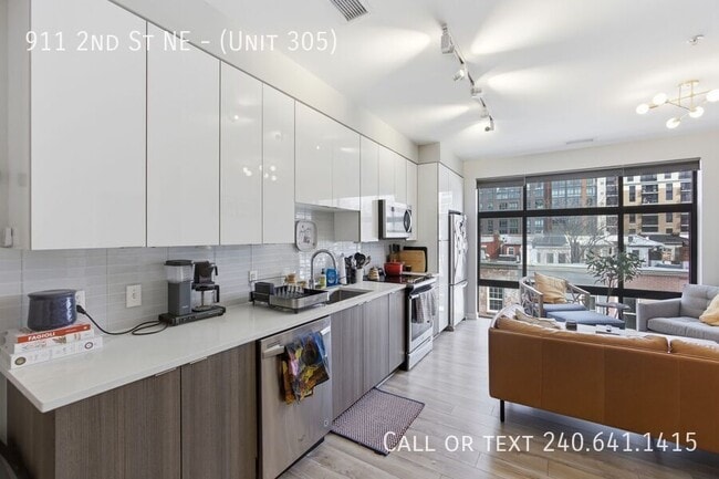 Building Photo - 911 2nd St NE