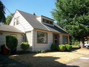 Building Photo - 7808 SE Pine St