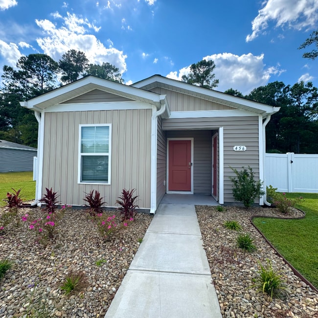 Building Photo - 456 Samara Dr