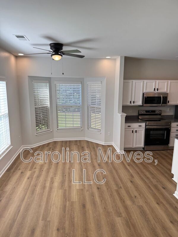 Foto del edificio - 230 Spring Crossing Cir