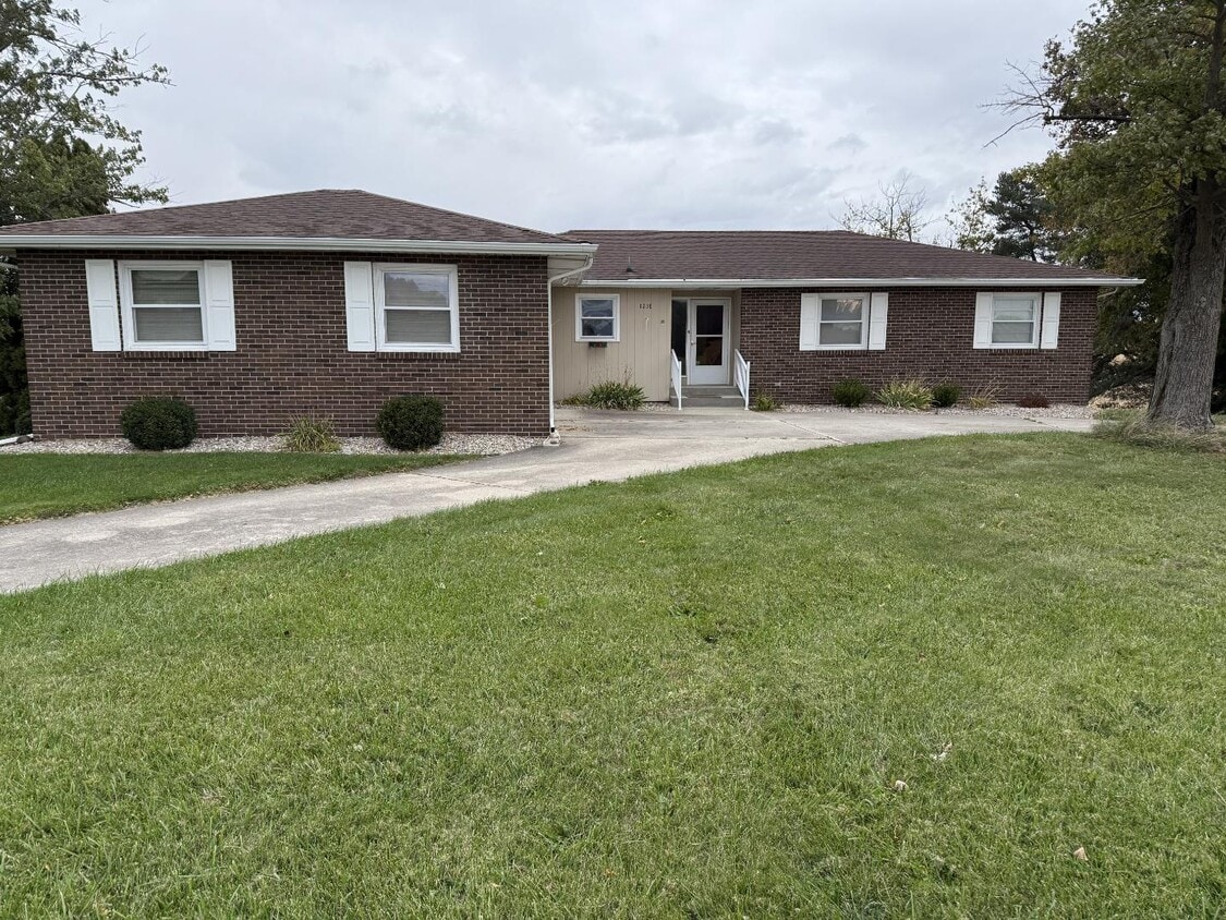 Foto principal - 123 E Division Rd