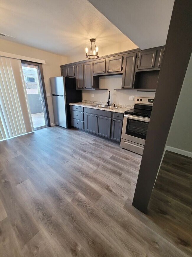 Foto del edificio - Remodeled 2 bathroom Townhouse on Sunset i...