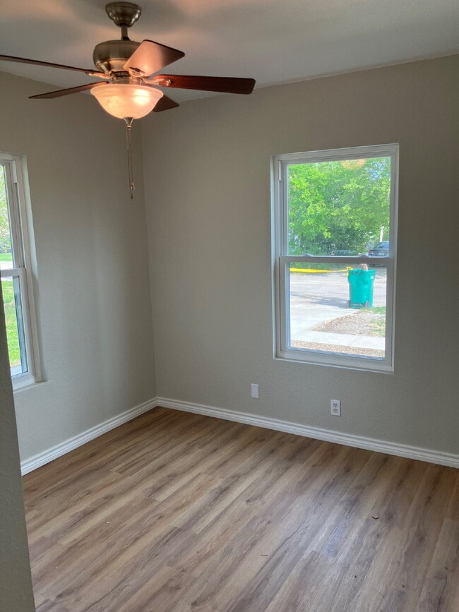 Building Photo - Fully Updated 2 Bedroom Home Near Randolph AFB