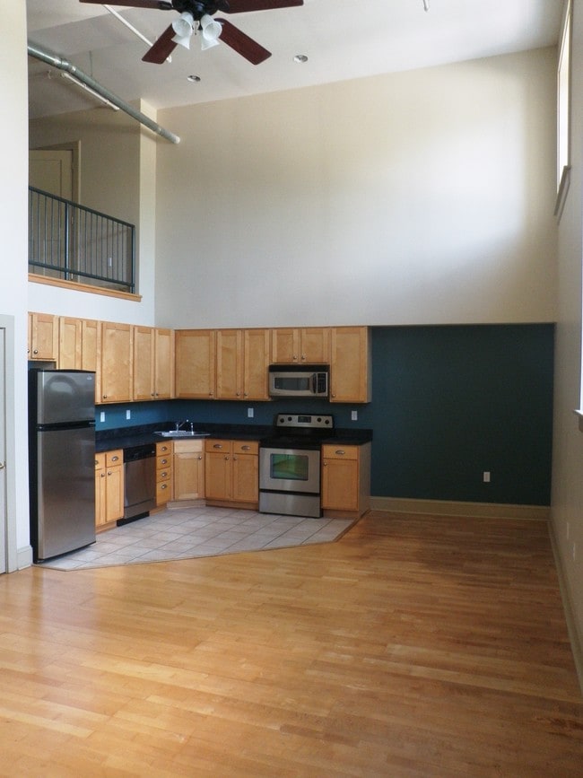 Building Photo - Theresa Park Loft Apartments!