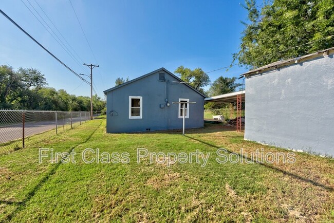 Foto del edificio - 1647 Bishop Bobby L Williams Dr