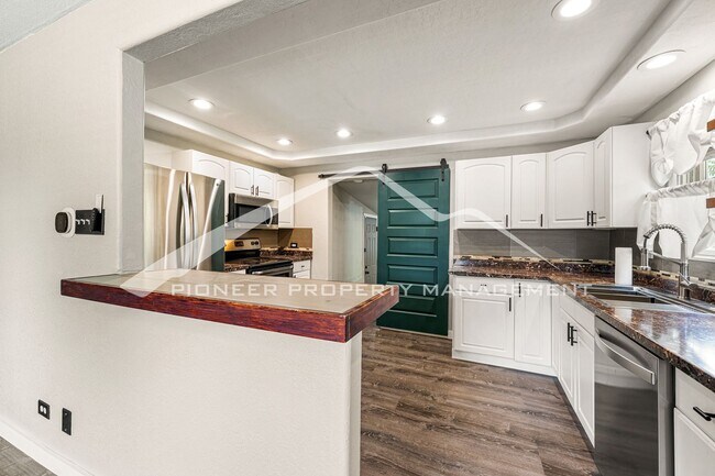 Building Photo - Charming single family home with fully fenced yard