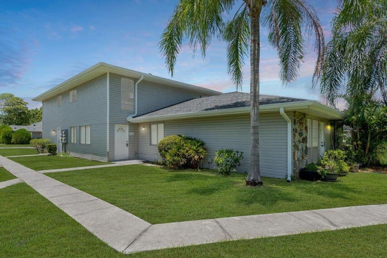 Lovely 2 Bedroom Condo Now Available - Pine Shadows Close to Valencia - Lovely 2 Bedroom Condo Now Available - Pine Shadows Close to Valencia