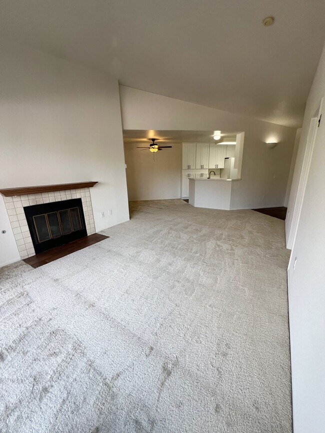 Foto del edificio - Newly Renovated Top Floor 2 Bed/2 Bath w/ ...