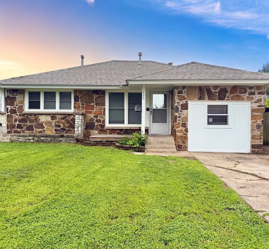 Foto principal - Charming 3-Bedroom Home with Bonus Room in...