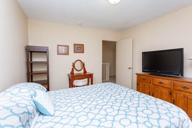 4HAB, 2BA - 2.000 - 49 Lawn St