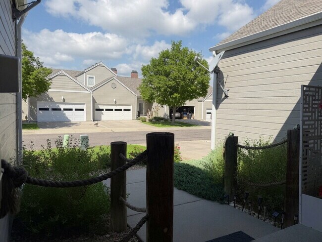 Foto del edificio - Lakeside 3 Bed/2.5 Bath Townhome in Gateway Community! Quiet, Scenic Living in The Heart Of Denver!