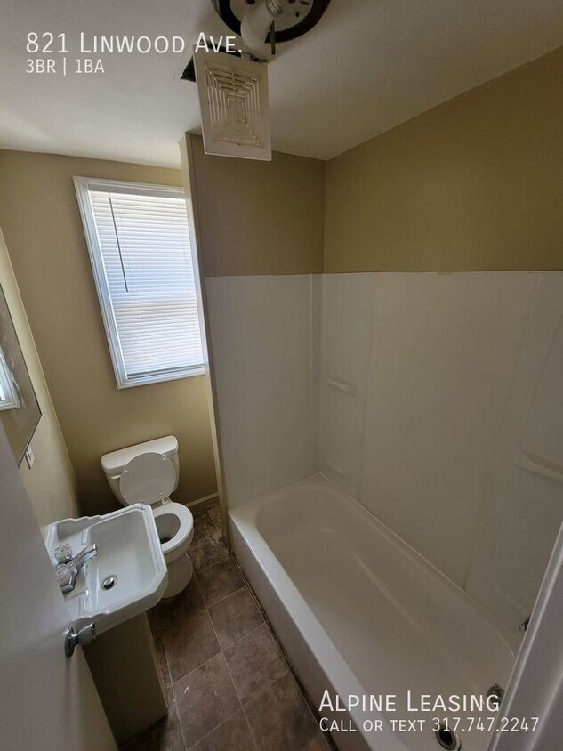 Building Photo - 3 Bedroom! Convienient Location!