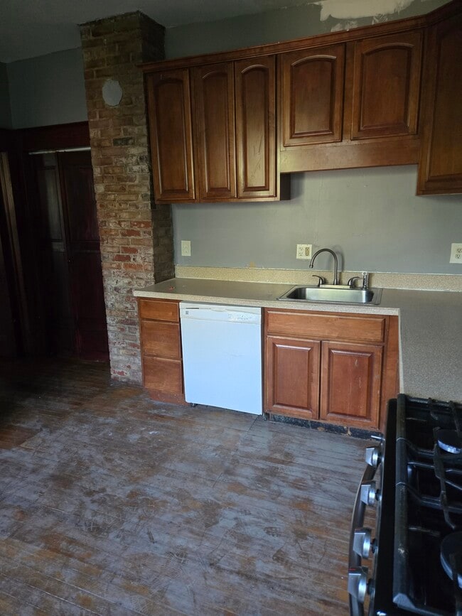 Building Photo - 325 Main St