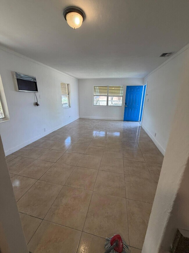 Foto del edificio - 1525 W 15th St
