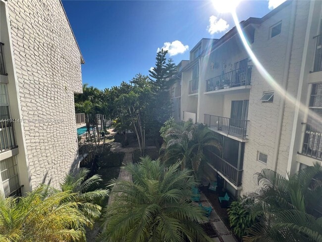 Foto del edificio - 6900 N Kendall Dr