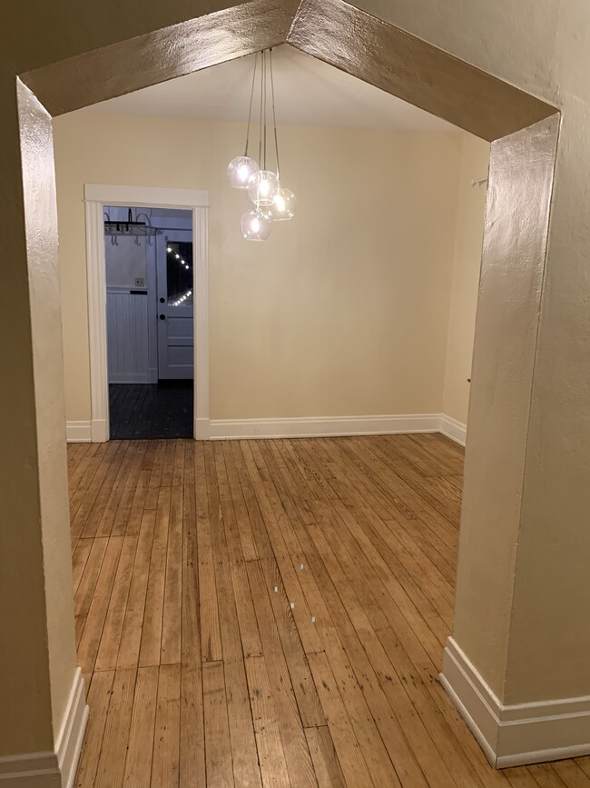 Building Photo - 3026 Montana Ave