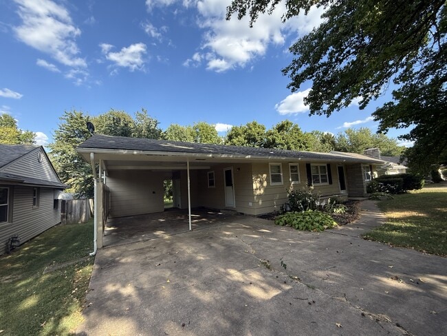 Building Photo - 2356 S Wallis Smith Ave