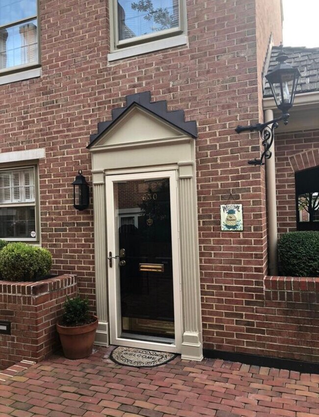 Building Photo - 630 S Columbus St