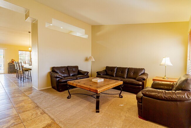 Building Photo - 3-bedroom 2 bath home with pool near Gilbe...