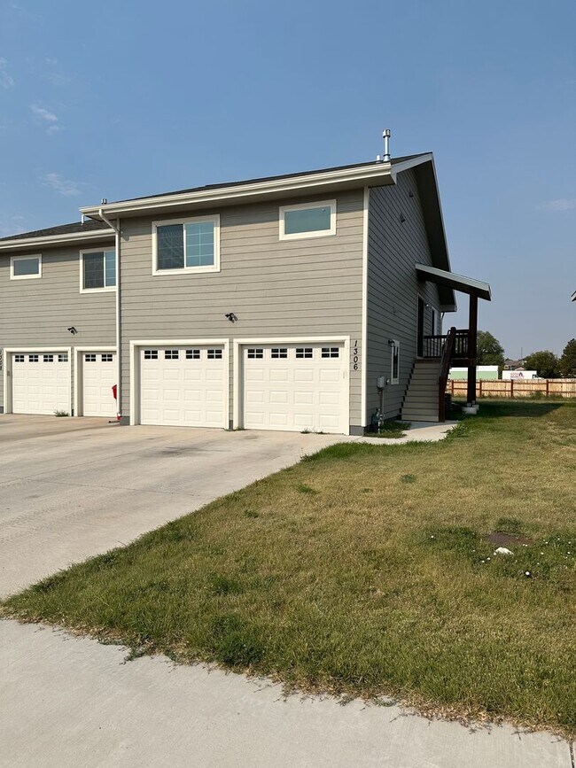 Foto del edificio - BEAUTIFUL NEWER CONSTRUCTION! 3 BEDROOMS, ...