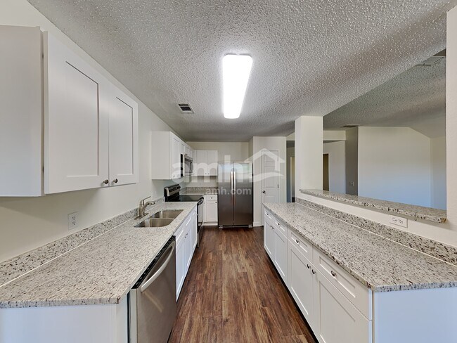 Foto del edificio - 1600 Waters Edge Dr