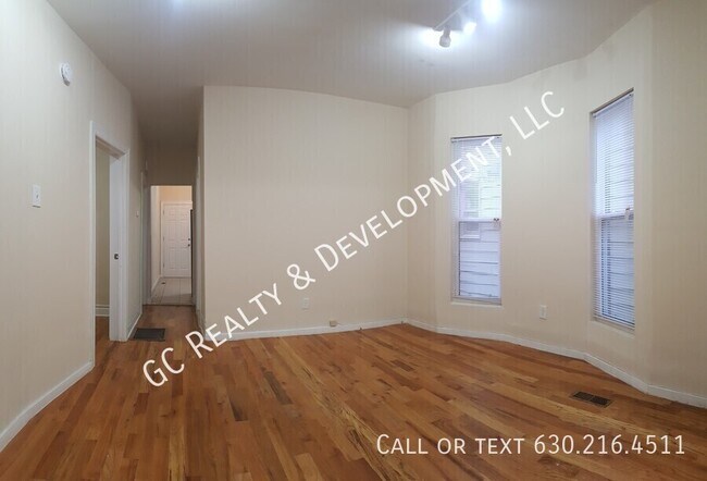 Foto del edificio - ***2 BDRM/ SS APPL INCL / ONE SHARED GARAG...