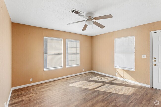 2 habitaciones, 1 baño - N.° 201 - Sala de estar - 1302-1308 S Fitzhugh Ave