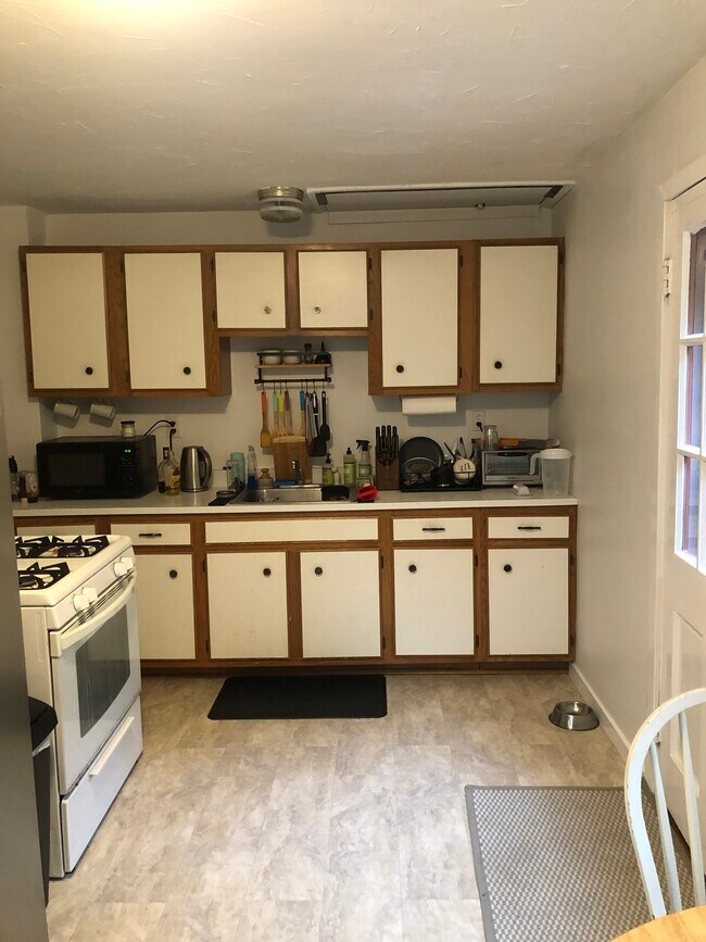 Foto del edificio - 43 Hemlock Rd