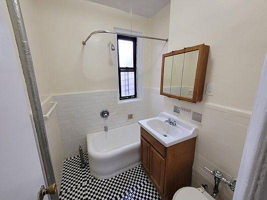 Foto del edificio - 2 bedroom in BRONX NY 10458