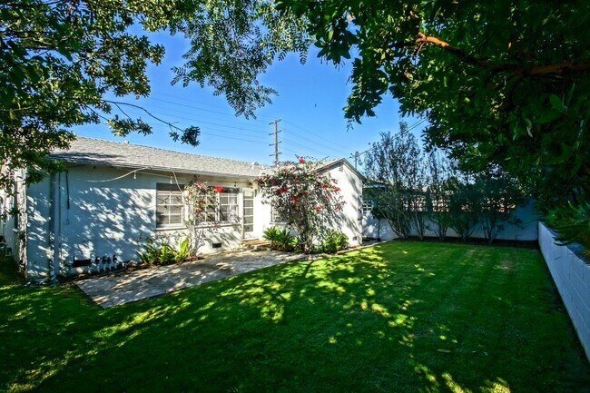 Foto del edificio - CHARMING, BRIGHT & AIRY HOLLYGLEN HOME W/ BEAUTIFULLY LANDSCAPED FRONT & REAR YARDS W/ PATIO BLOC...