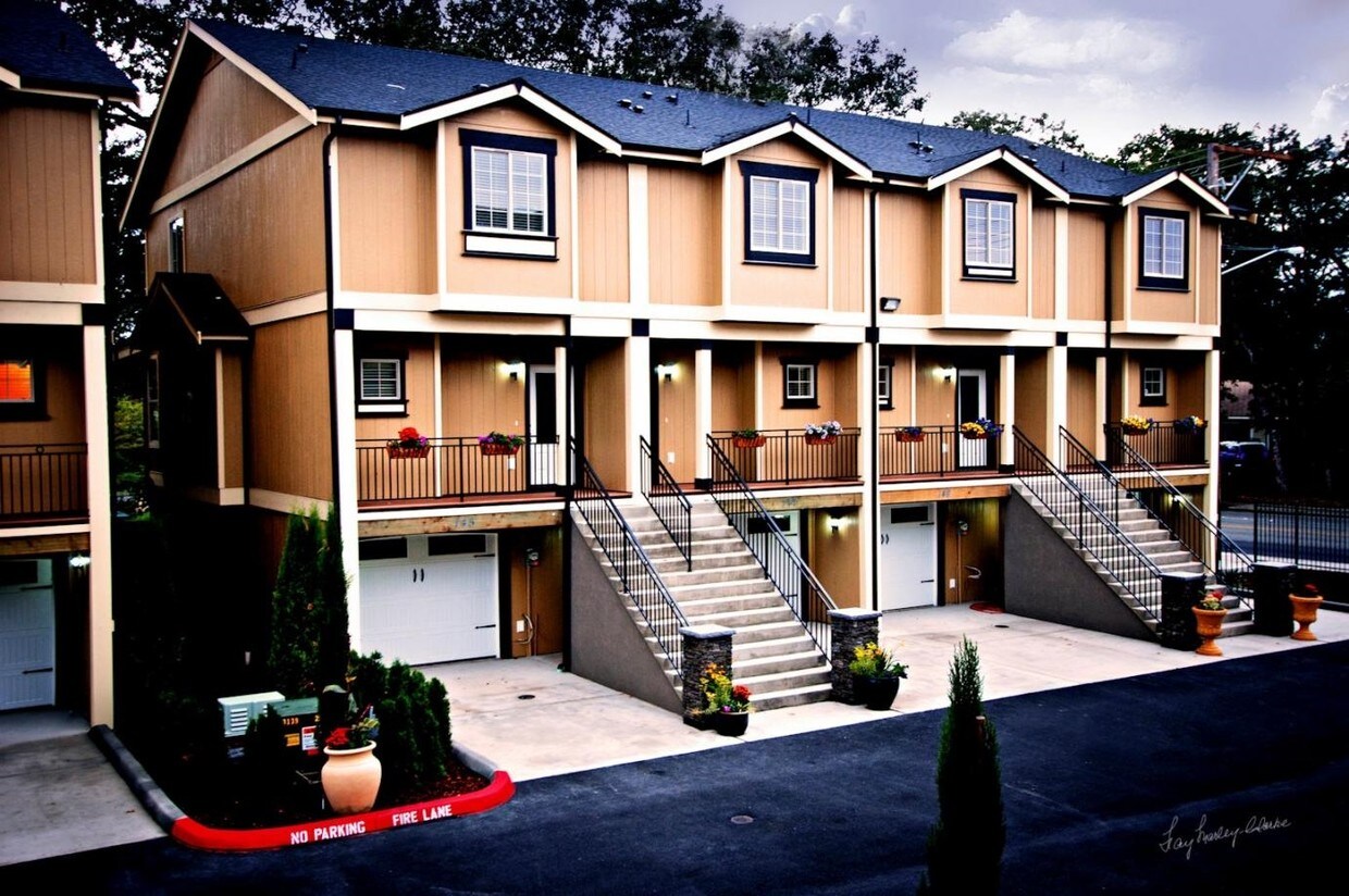 Gravelly Lake Brownstones Apartments in Lakewood, WA