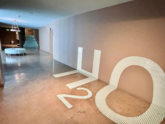 Foto del edificio - 1,600 sqft 2-Level SOMA 1BD+2 Bonus Rooms+ 1.5BA Loft! 2 Car Pkg! Laundry! Balcony! -PROGRESSIVE