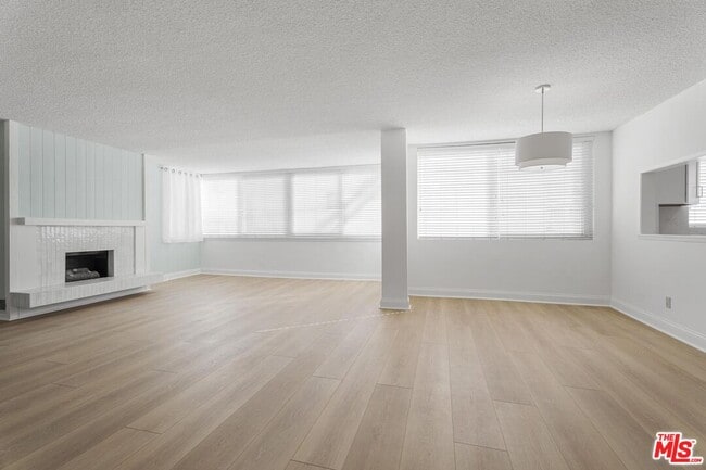 Building Photo - 930 3rd St