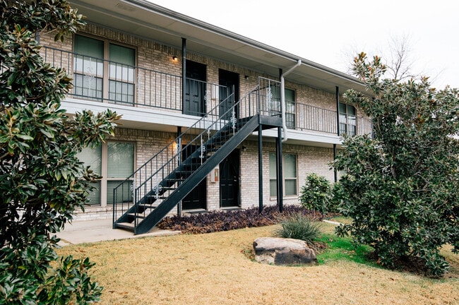 Building Photo - Bernard Street Apts