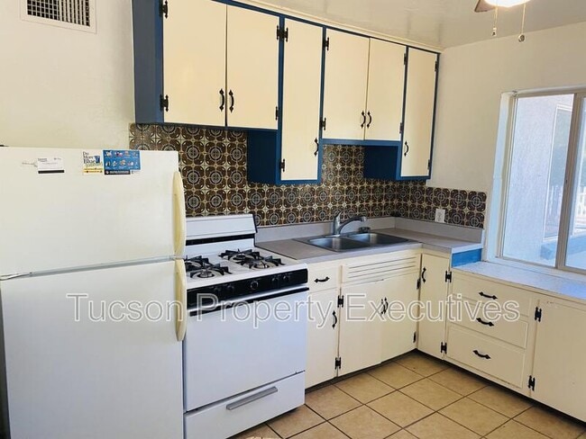 Building Photo - 443 E Delano St