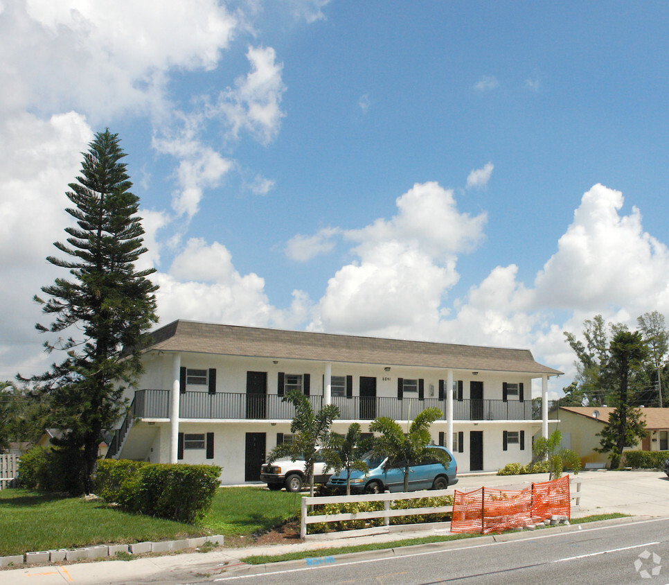 Building Photo - 6841 Pembroke Rd