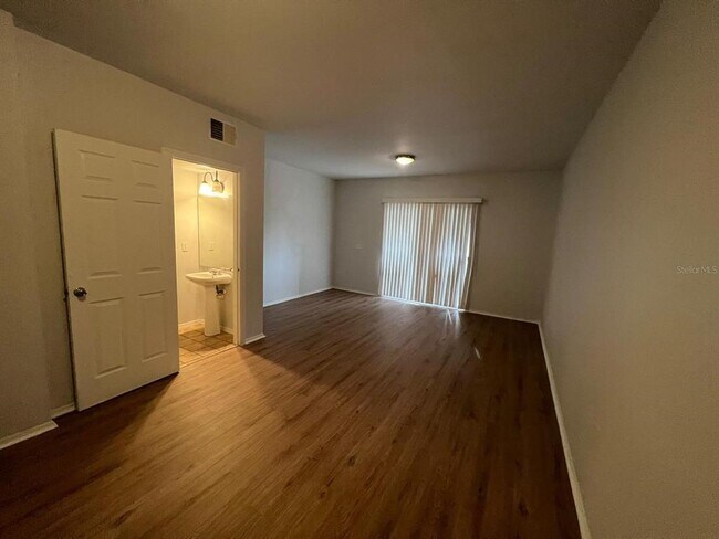 Foto del edificio - 6994 Woodlake Dr