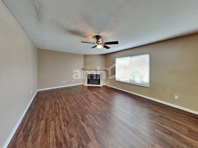 Foto del edificio - 6694 Waverly Park