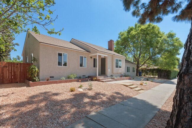 Foto del edificio - Newly Remodeled 3BD Home Near CSUN with Private Yard