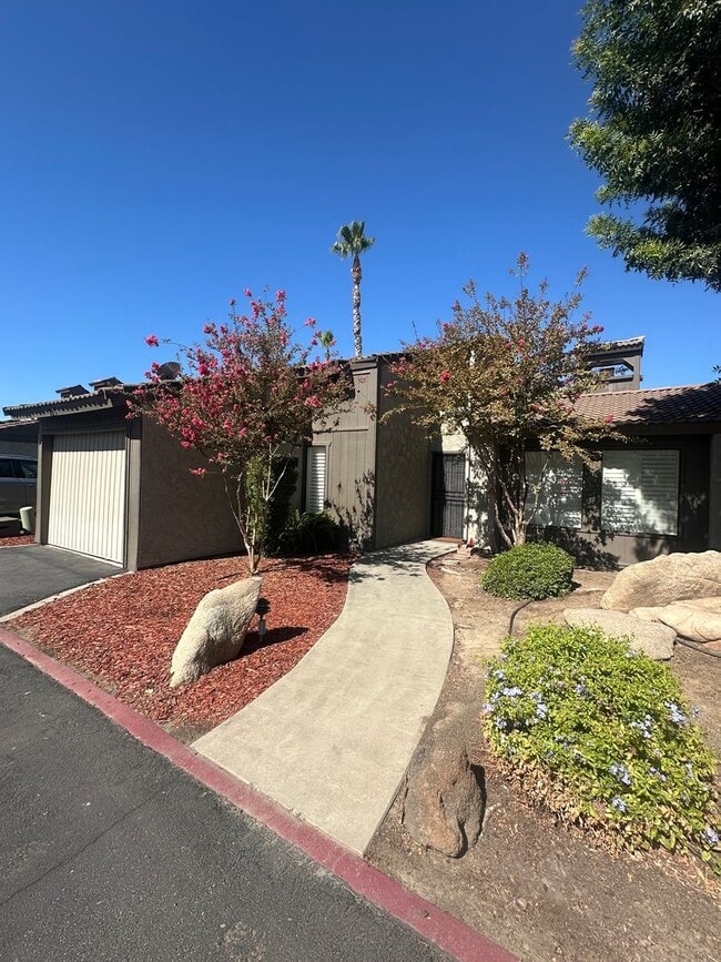 Building Photo - Adorable 2 bedroom 2 bathroom with 1 car g...