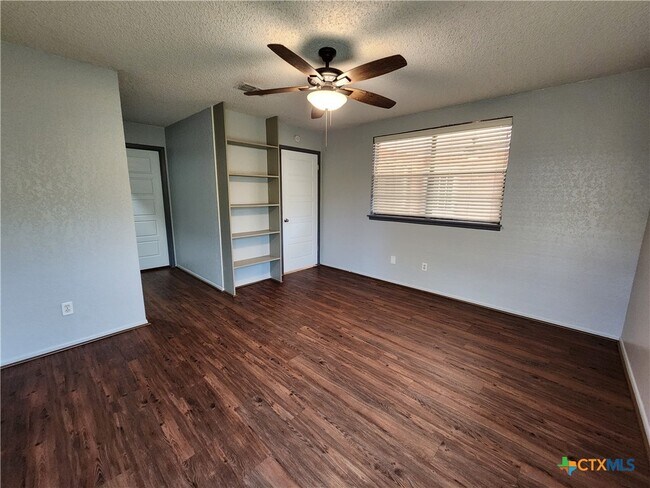 Foto del edificio - 1330 Summerwood Dr