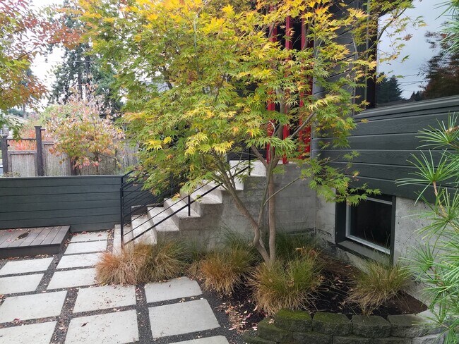 Foto del edificio - WINTER SPECIAL: Beautiful Hidden Gem Modern Custom Home in Great Salem Neighborhood!