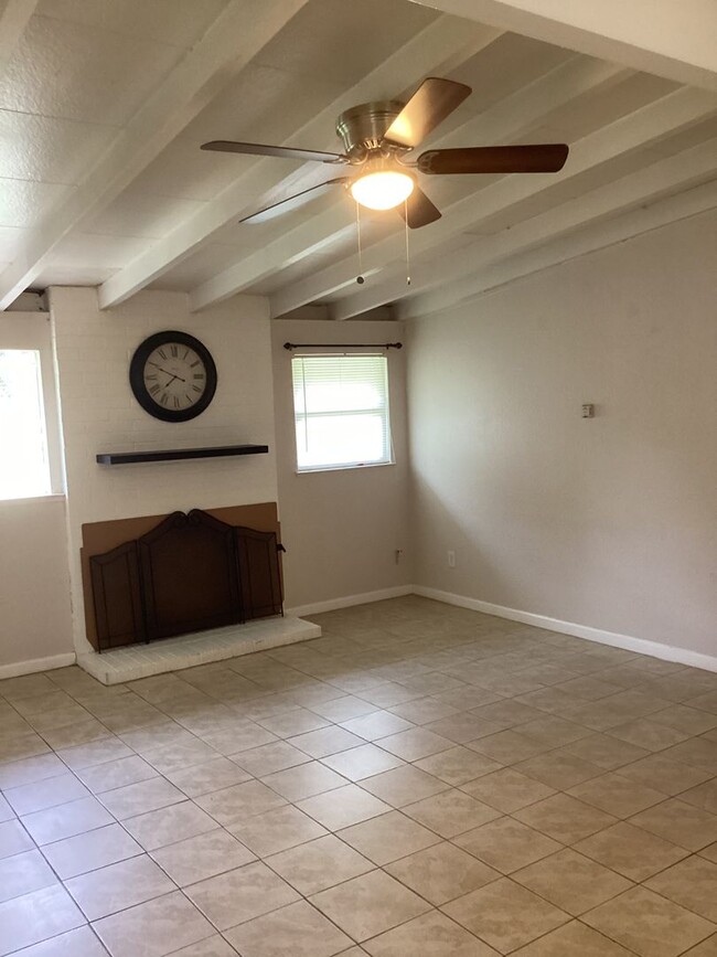 Foto del edificio - 3 Bedroom 1 Bath Single Family in West Sac...