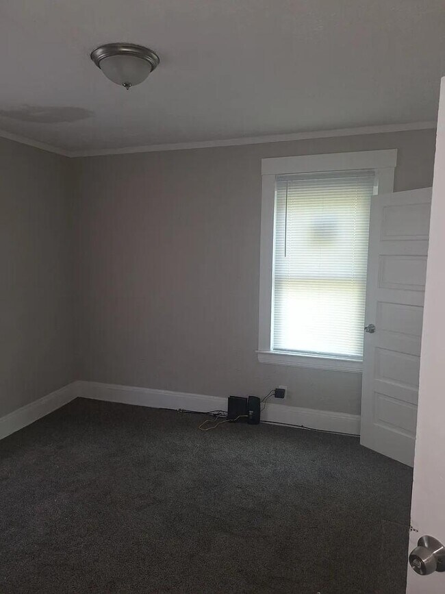 Foto del edificio - 3255 E 130th St