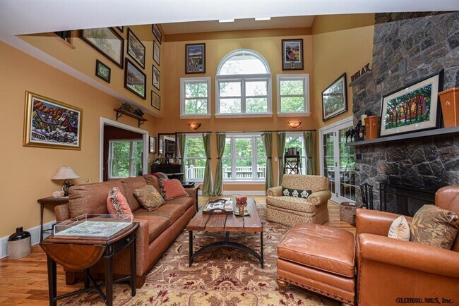 Foto del edificio - 49 Loughberry Lake Rd