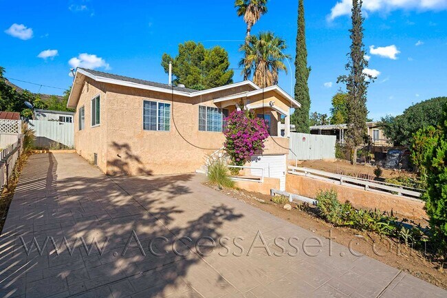 Foto del edificio - Charming 3 Bed/1.5 Bath In The Heart Of La...