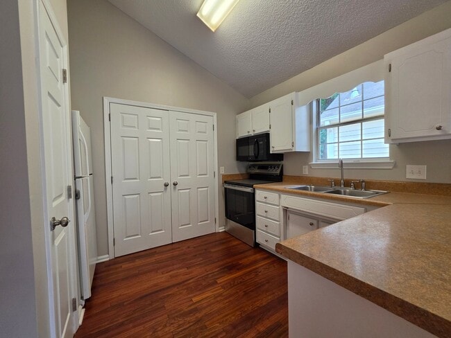 Building Photo - 503 Dunwoody Dr