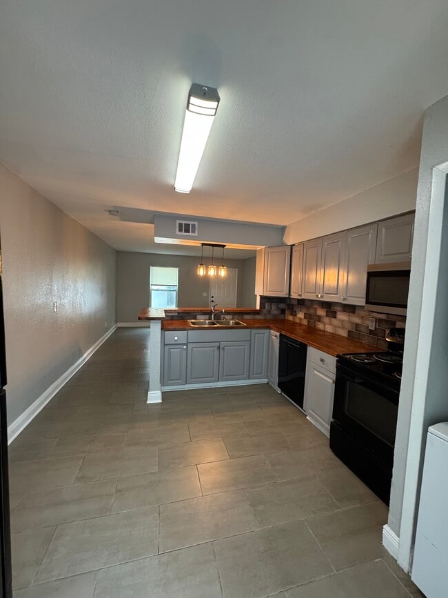 Foto del edificio - 7917 Lakeshore Dr