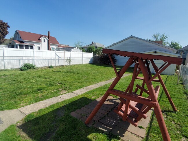 Yard / Swing - 31 Durkee St